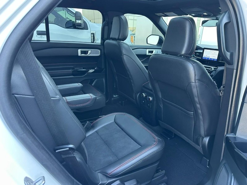 Ford Explorer Vehicle Full-screen Gallery Image 15