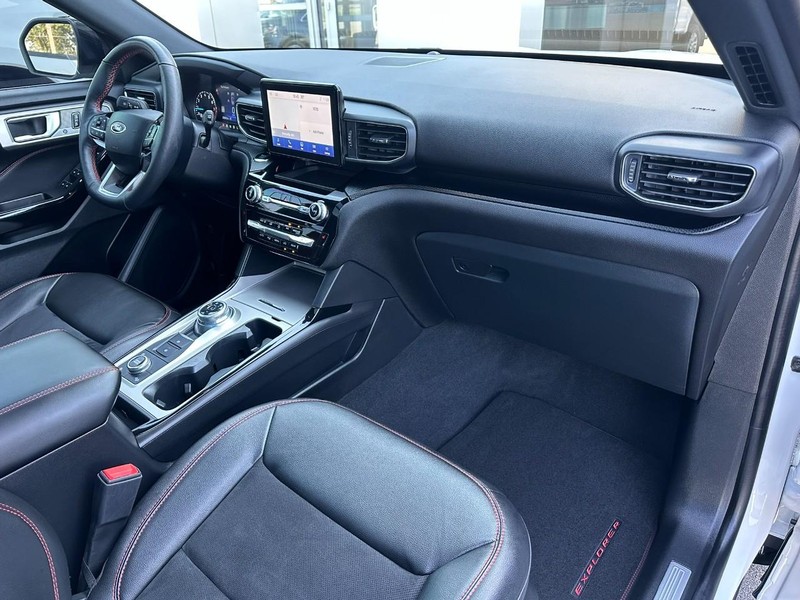 Ford Explorer Vehicle Full-screen Gallery Image 16