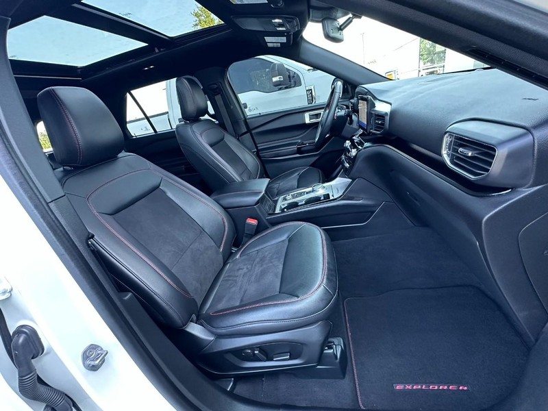Ford Explorer Vehicle Full-screen Gallery Image 17