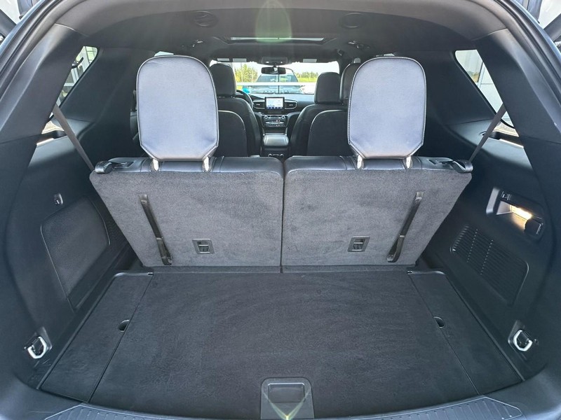Ford Explorer Vehicle Full-screen Gallery Image 18