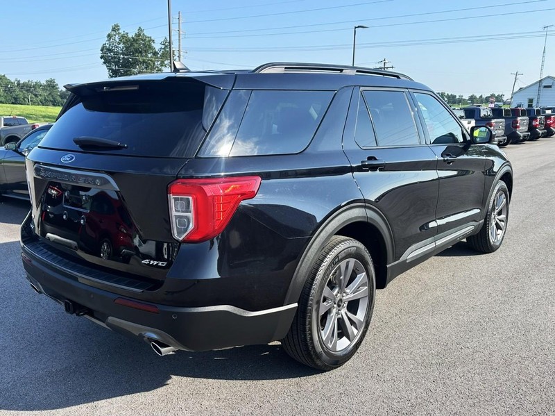 Ford Explorer Vehicle Full-screen Gallery Image 03