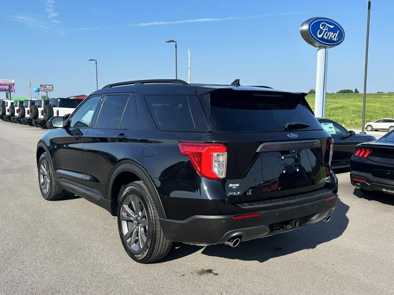 Ford Explorer Vehicle Full-screen Gallery Image 06