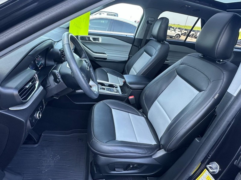 Ford Explorer Vehicle Full-screen Gallery Image 07