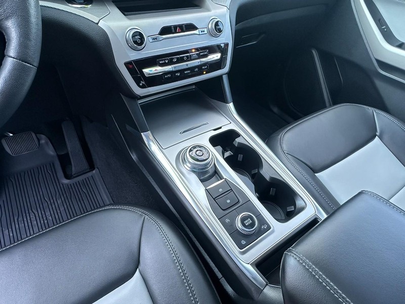 Ford Explorer Vehicle Full-screen Gallery Image 09