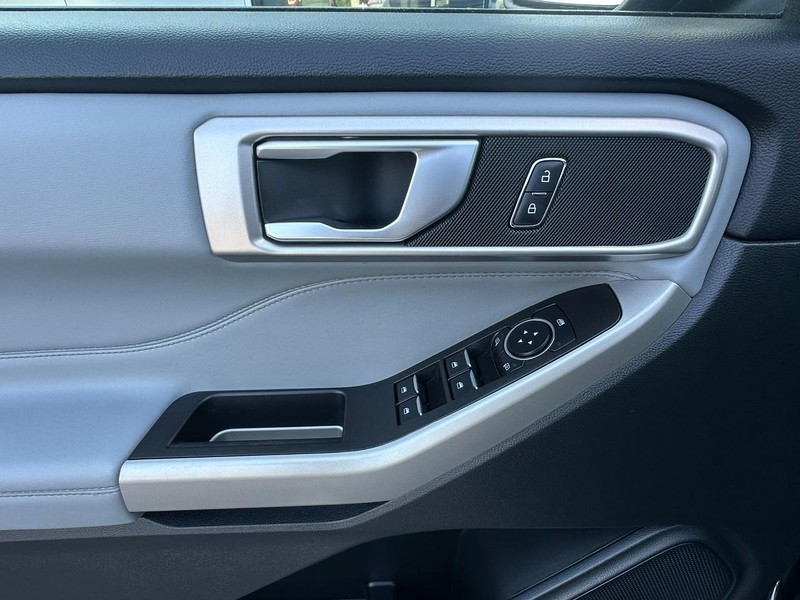 Ford Explorer Vehicle Full-screen Gallery Image 10
