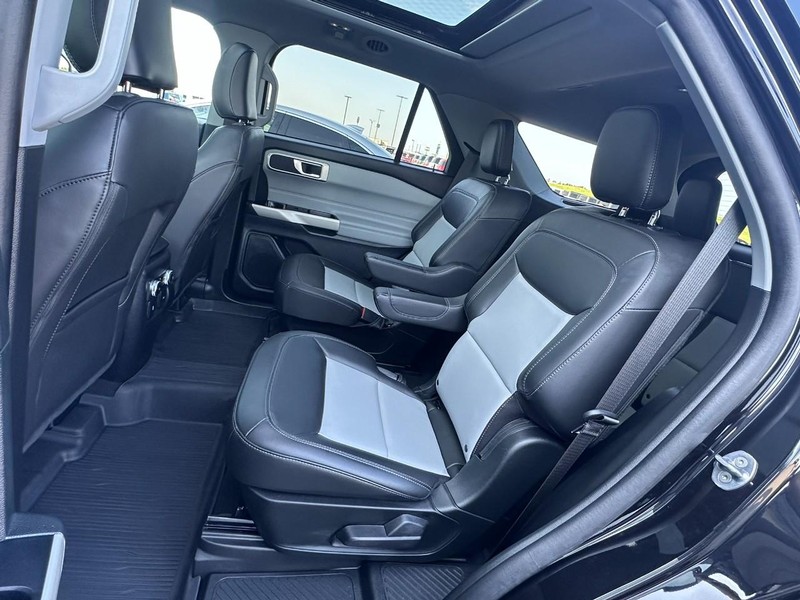 Ford Explorer Vehicle Full-screen Gallery Image 11