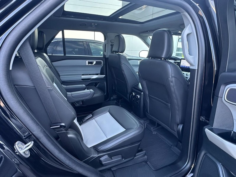 Ford Explorer Vehicle Full-screen Gallery Image 12