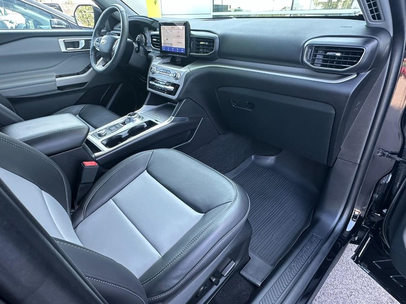 Ford Explorer Vehicle Full-screen Gallery Image 14