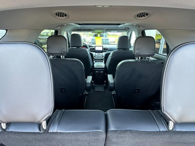 Ford Explorer Vehicle Full-screen Gallery Image 16