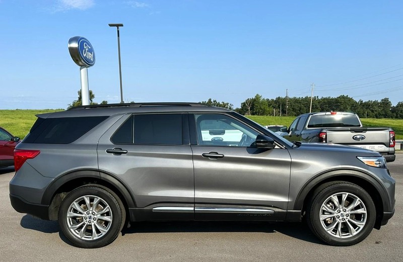 Ford Explorer Vehicle Full-screen Gallery Image 02
