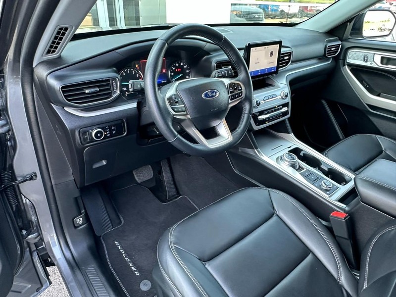 Ford Explorer Vehicle Full-screen Gallery Image 09