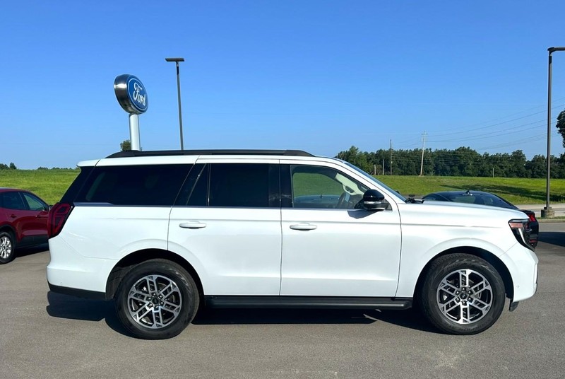 Ford Expedition Vehicle Full-screen Gallery Image 02