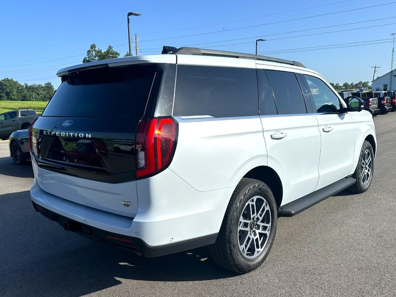 Ford Expedition Vehicle Full-screen Gallery Image 03