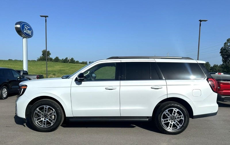 Ford Expedition Vehicle Full-screen Gallery Image 05