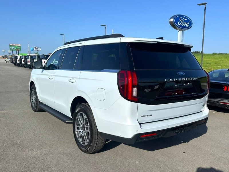 Ford Expedition Vehicle Full-screen Gallery Image 06