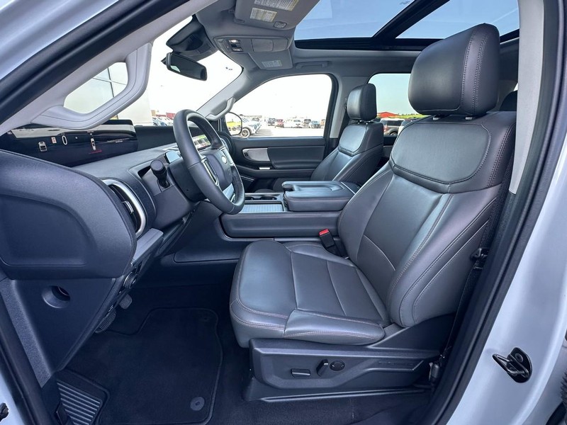 Ford Expedition Vehicle Full-screen Gallery Image 07
