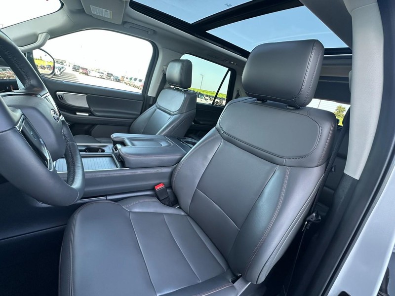 Ford Expedition Vehicle Full-screen Gallery Image 08