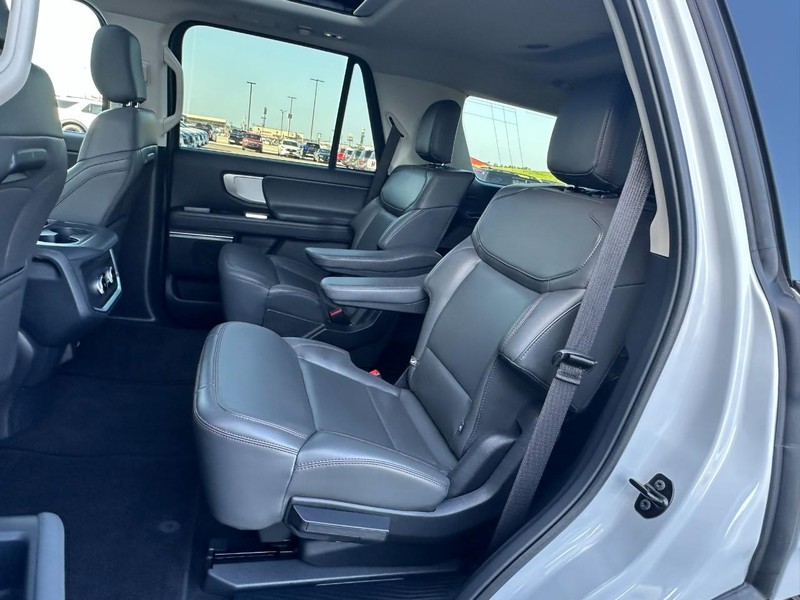 Ford Expedition Vehicle Full-screen Gallery Image 12