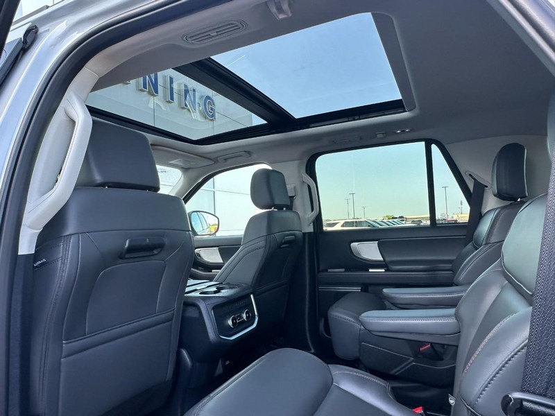Ford Expedition Vehicle Full-screen Gallery Image 13