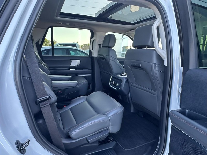 Ford Expedition Vehicle Full-screen Gallery Image 14