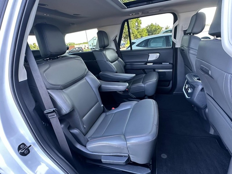 Ford Expedition Vehicle Full-screen Gallery Image 15