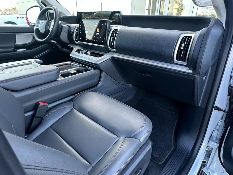 Ford Expedition Vehicle Full-screen Gallery Image 16