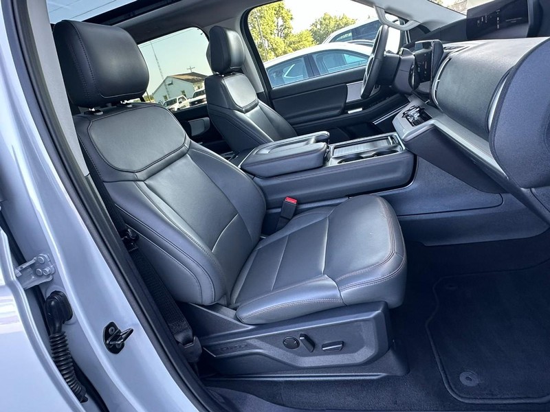 Ford Expedition Vehicle Full-screen Gallery Image 17
