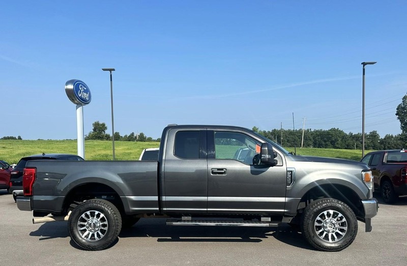 Ford Super Duty F-350 SRW Vehicle Full-screen Gallery Image 02