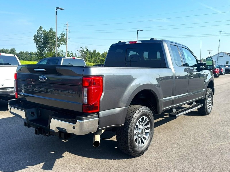 Ford Super Duty F-350 SRW Vehicle Full-screen Gallery Image 03