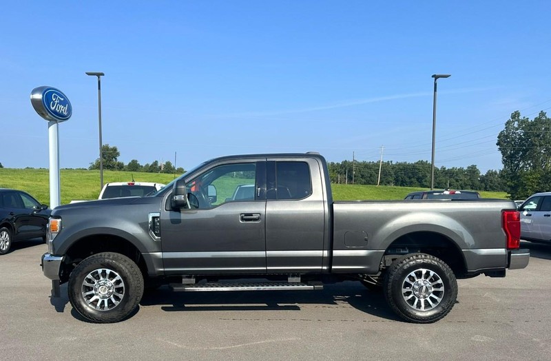 Ford Super Duty F-350 SRW Vehicle Full-screen Gallery Image 05