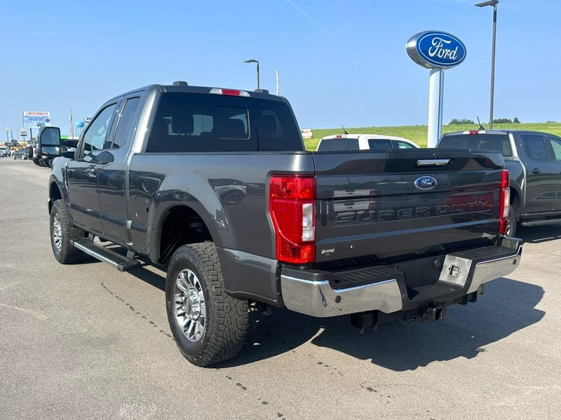 Ford Super Duty F-350 SRW Vehicle Full-screen Gallery Image 06