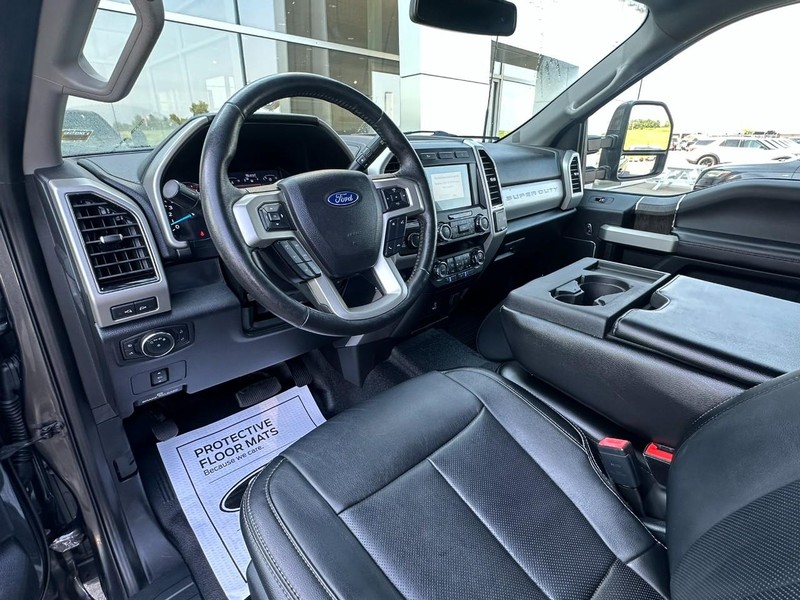 Ford Super Duty F-350 SRW Vehicle Full-screen Gallery Image 08