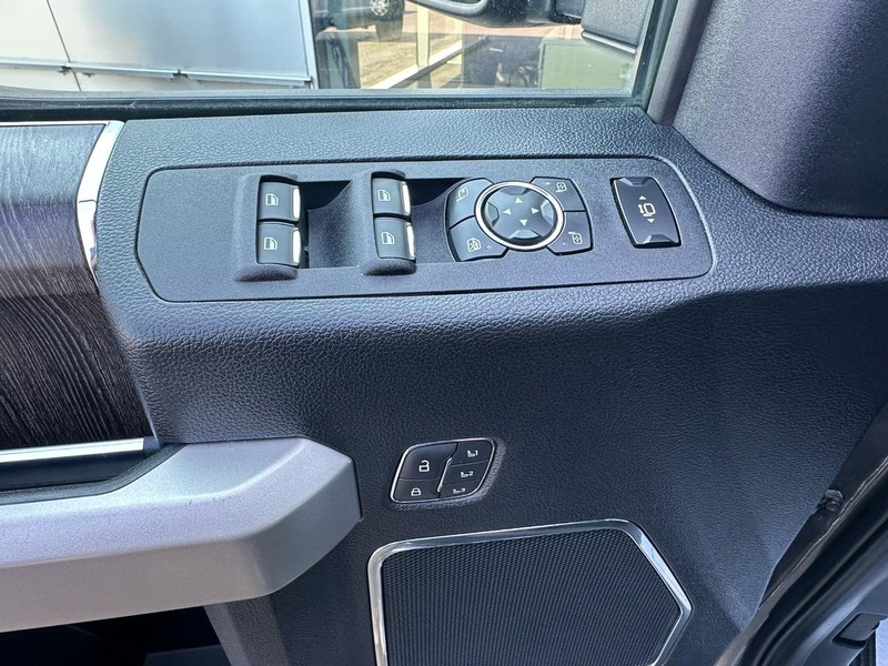 Ford Super Duty F-350 SRW Vehicle Full-screen Gallery Image 09