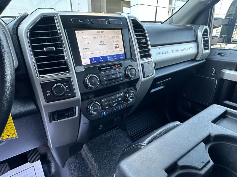 Ford Super Duty F-350 SRW Vehicle Full-screen Gallery Image 10