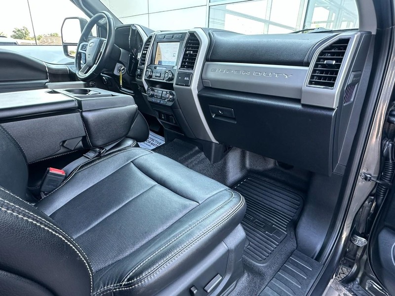 Ford Super Duty F-350 SRW Vehicle Full-screen Gallery Image 12