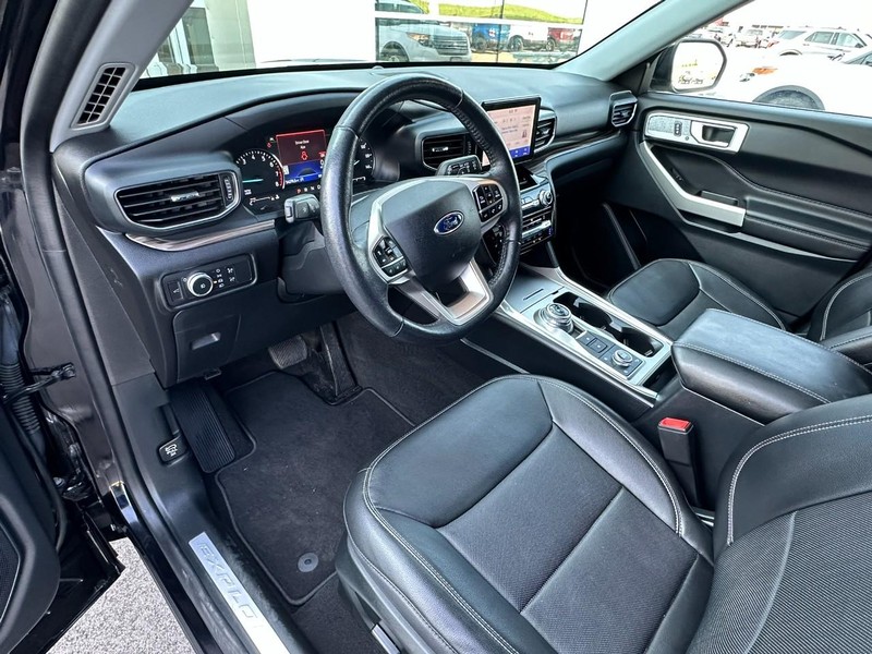 Ford Explorer Vehicle Full-screen Gallery Image 08