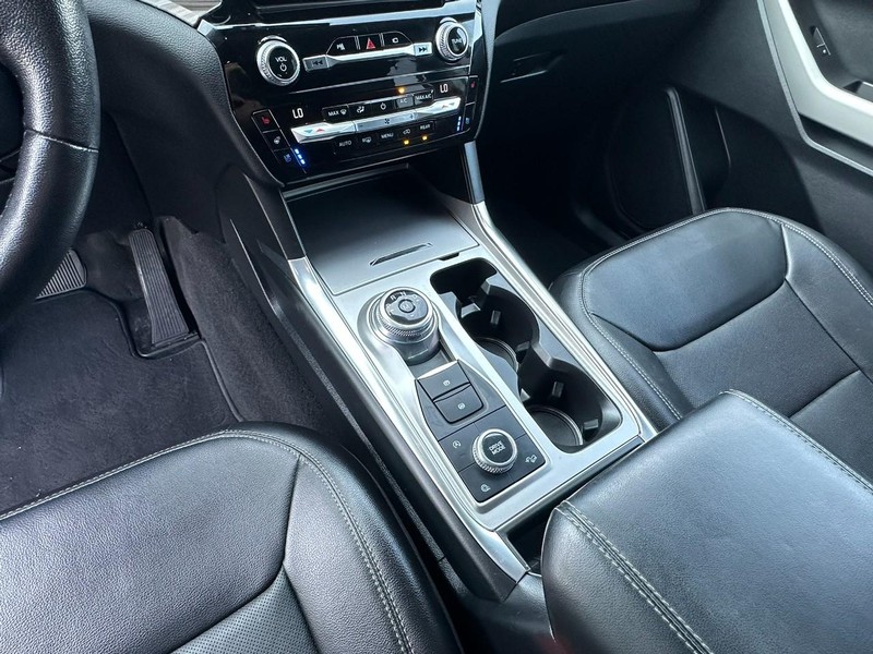 Ford Explorer Vehicle Full-screen Gallery Image 09