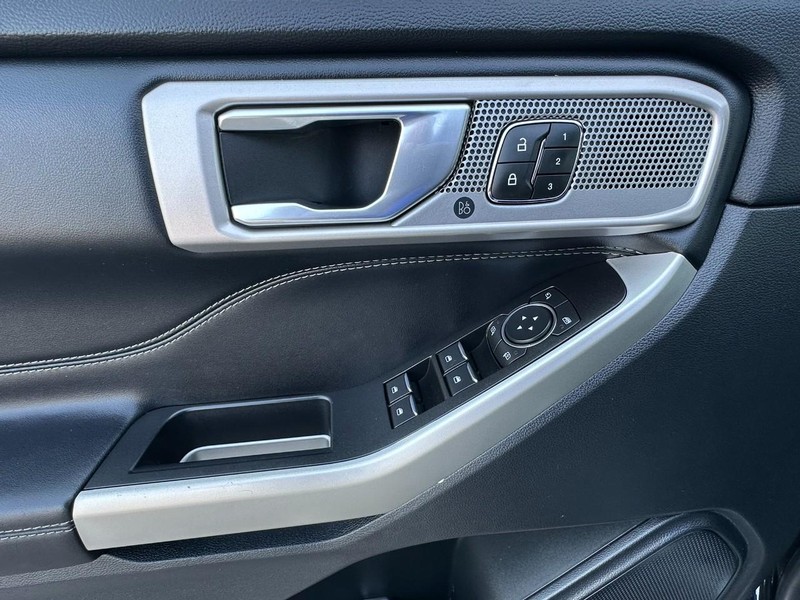 Ford Explorer Vehicle Full-screen Gallery Image 10