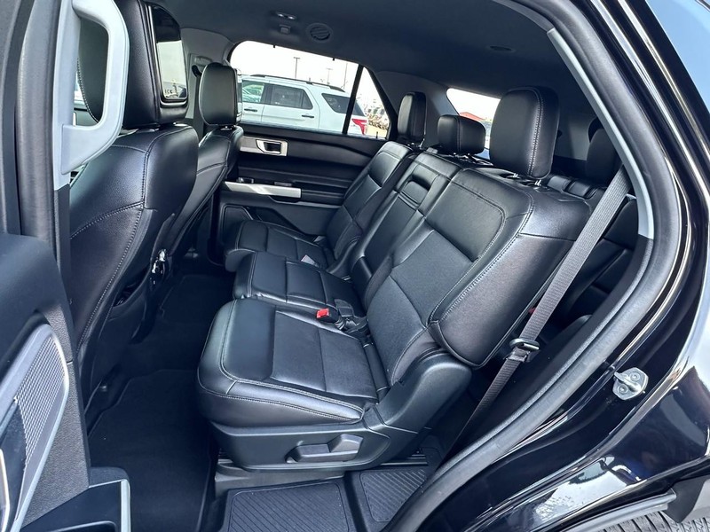 Ford Explorer Vehicle Full-screen Gallery Image 11