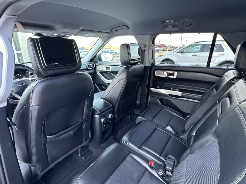 Ford Explorer Vehicle Full-screen Gallery Image 12