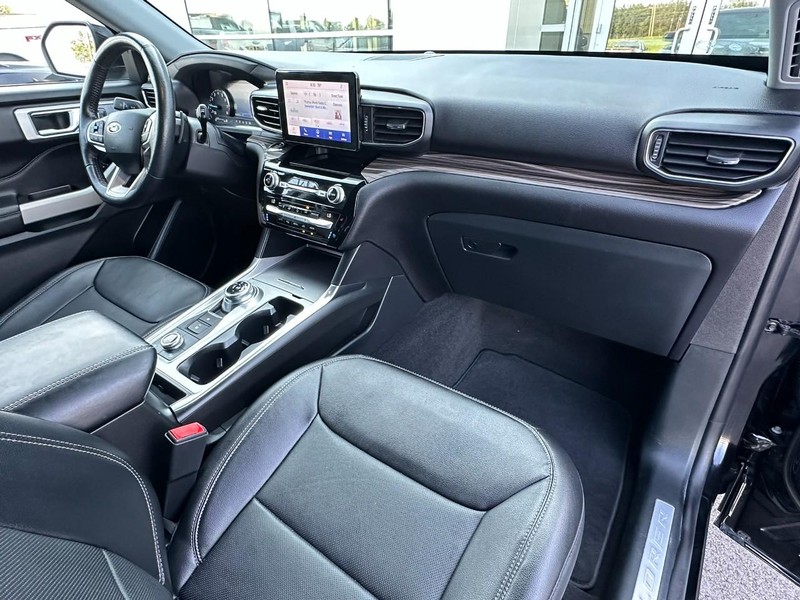 Ford Explorer Vehicle Full-screen Gallery Image 14