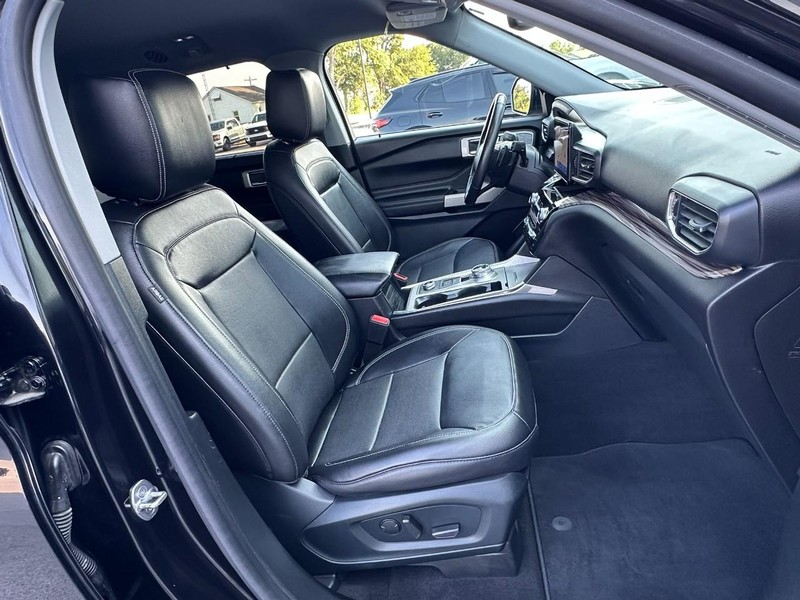 Ford Explorer Vehicle Full-screen Gallery Image 15