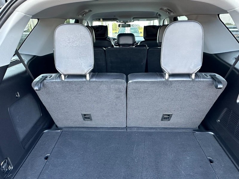 Ford Explorer Vehicle Full-screen Gallery Image 16