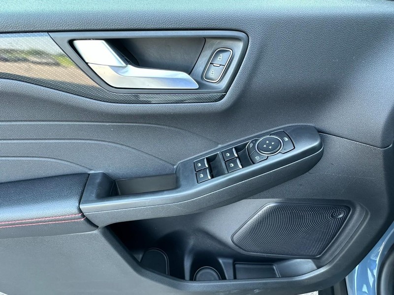 Ford Escape Vehicle Full-screen Gallery Image 09