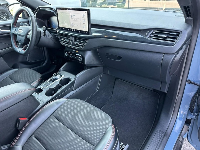 Ford Escape Vehicle Full-screen Gallery Image 12