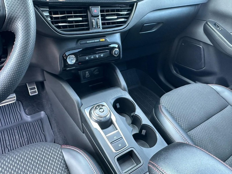 Ford Escape Vehicle Full-screen Gallery Image 09