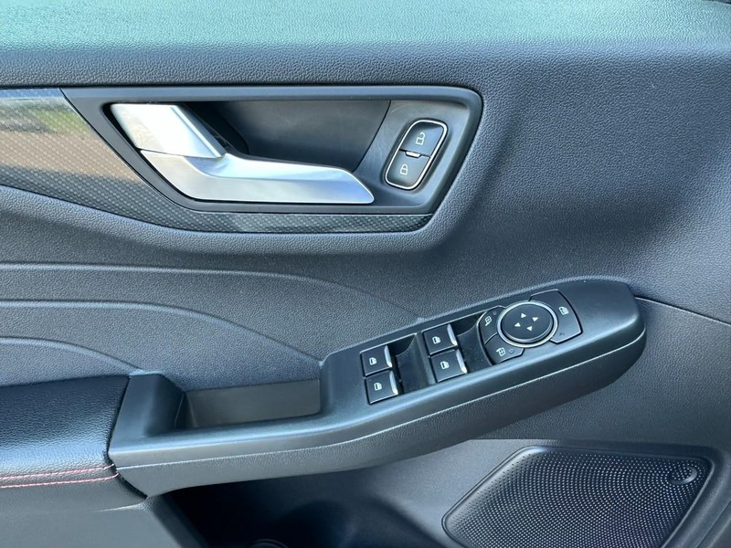 Ford Escape Vehicle Full-screen Gallery Image 10