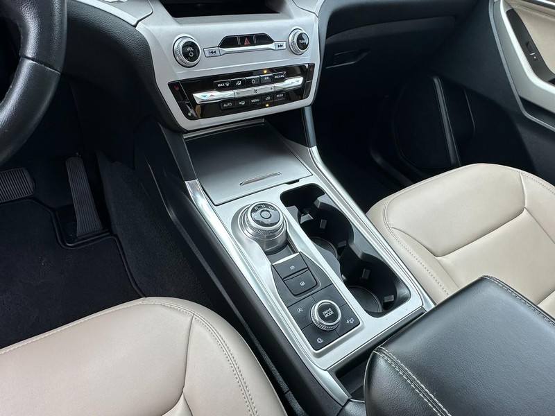 Ford Explorer Vehicle Full-screen Gallery Image 10
