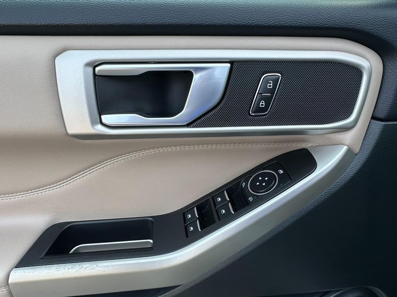 Ford Explorer Vehicle Full-screen Gallery Image 11