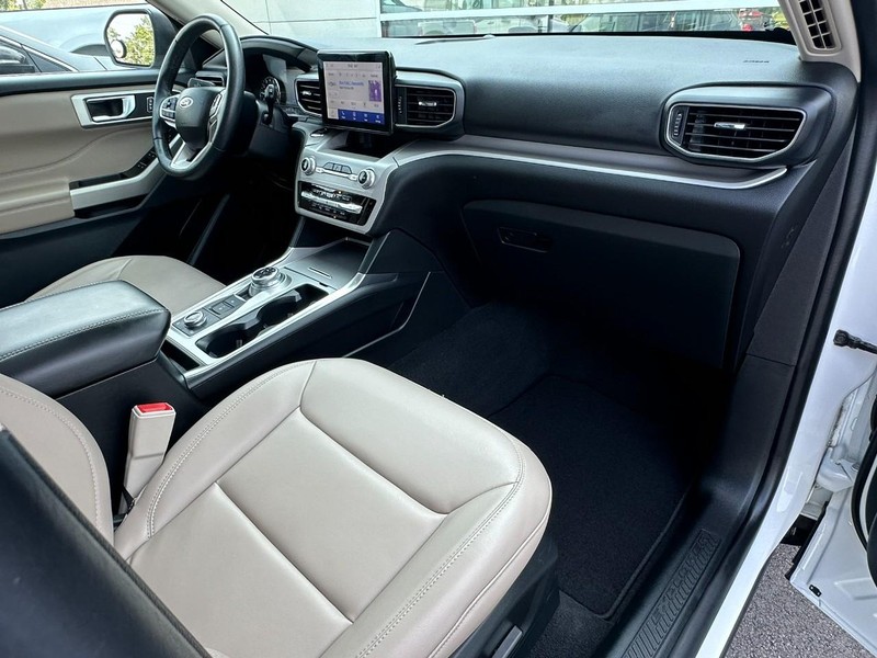 Ford Explorer Vehicle Full-screen Gallery Image 14